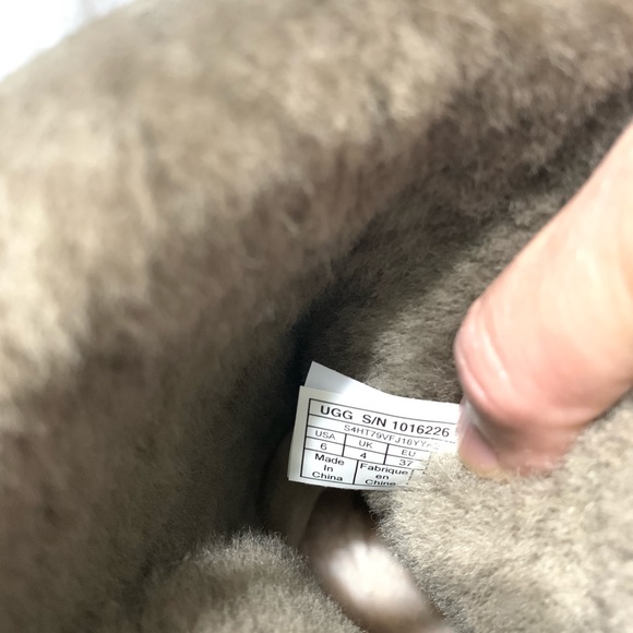 ❌SOLD❌UGG Women's Bailey Button II Boots Antelope - Picture 7 of 8
